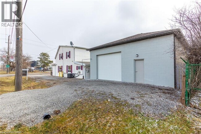 Photo du bâtiment - 355 Jones Rd