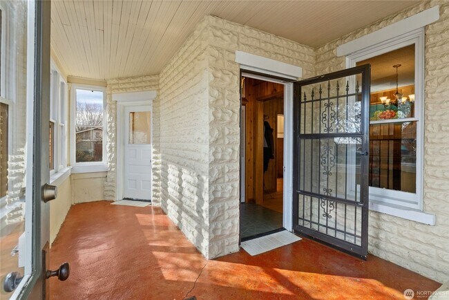 Building Photo - 312 E Manitoba Ave