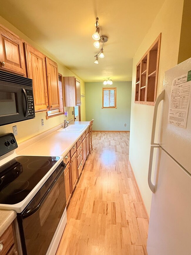 Building Photo - Very neat unit in Poulsbo area.