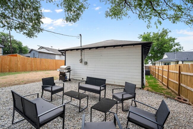 Building Photo - 826 Dalworth St