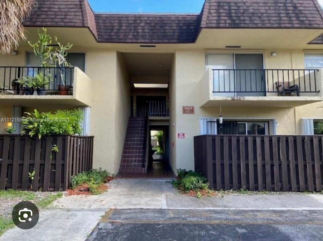 Building Photo - 13720 SW 90th Ave