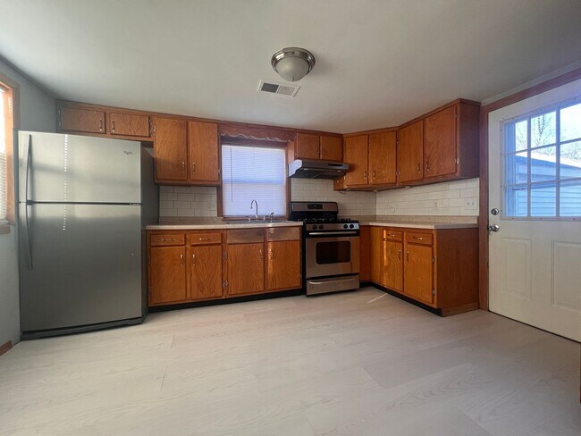 Foto del edificio - Freshly Renovated 2 Bed / 1 Bath Home on Corner Lot – Davenport, IA