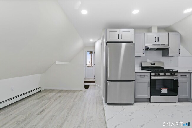 Building Photo - 661-663-663 Iranistan Ave