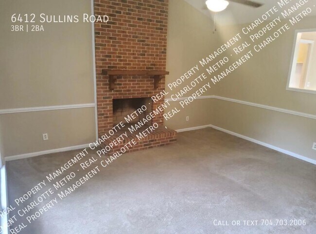 Building Photo - Cozy home close to everything in Charlotte!