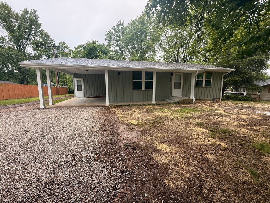 Primary Photo - 2 Bedroom, 1 Bath Remodeled House