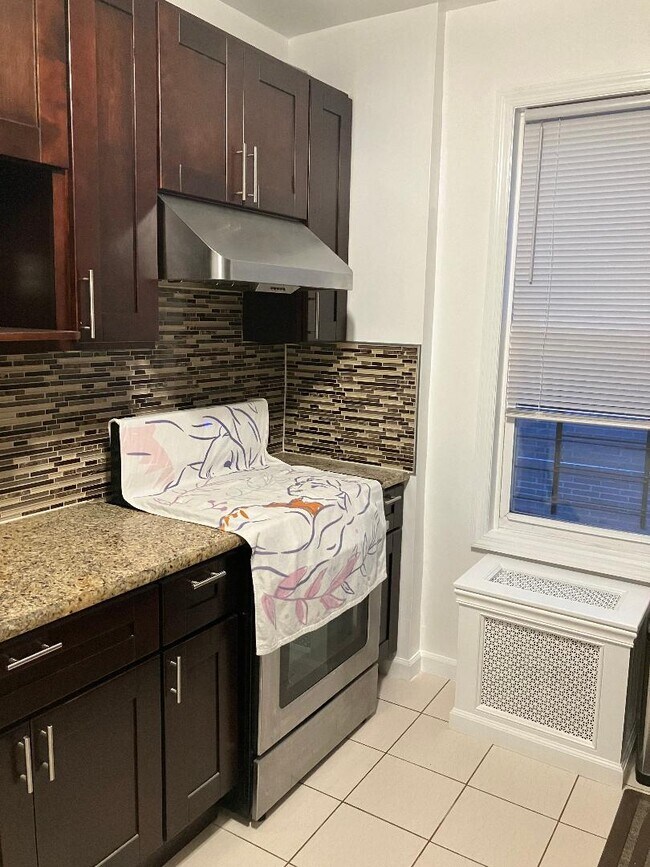 Kitchen w/granite/stainless steel app - 1448 30th Rd