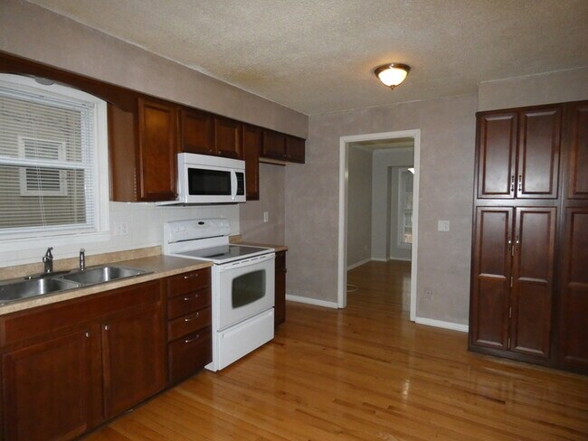 Building Photo - 6220 N Normandy Dr