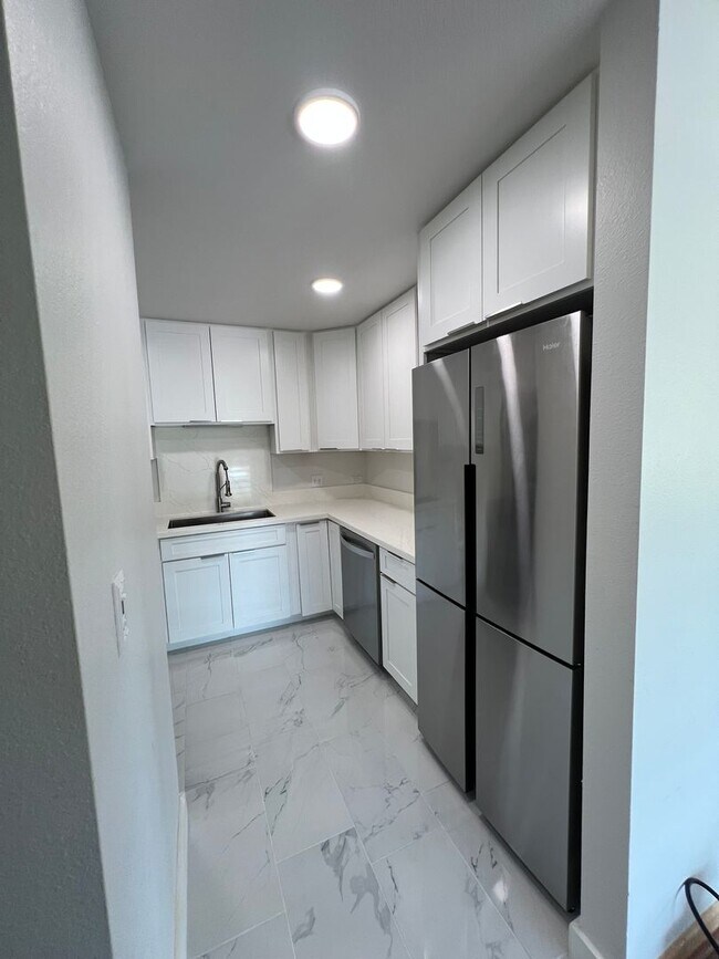 Building Photo - 2 Bedroom / 2 bath, 759 Sq Ft. unit with 2...