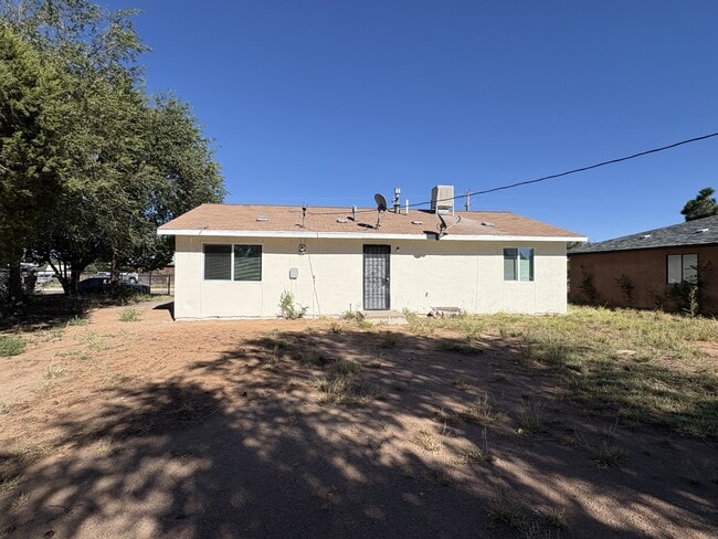 Building Photo - 409 River Rd