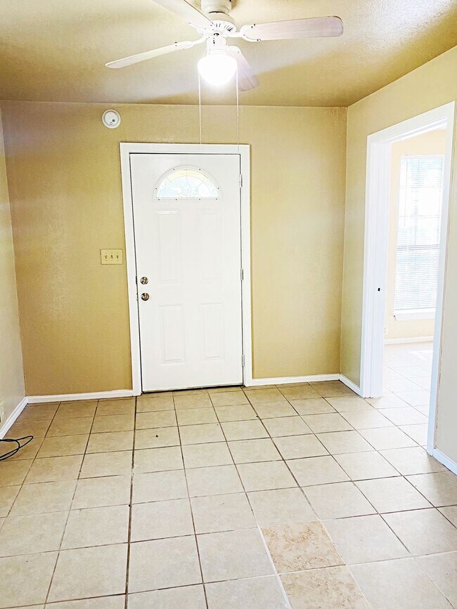 Foto del edificio - 836 N Meeker Rd