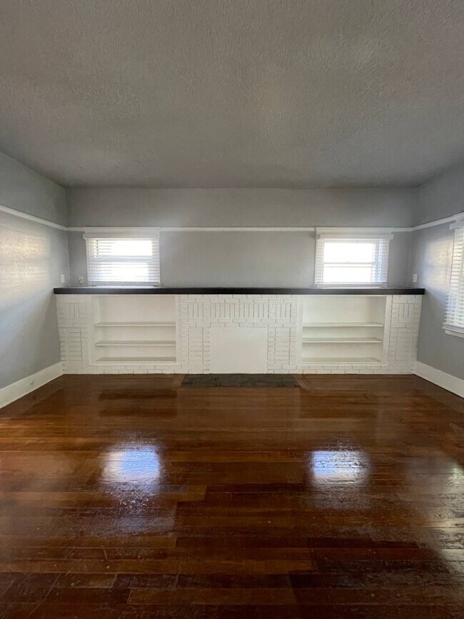 Foto del edificio - 835 E Weldon Ave