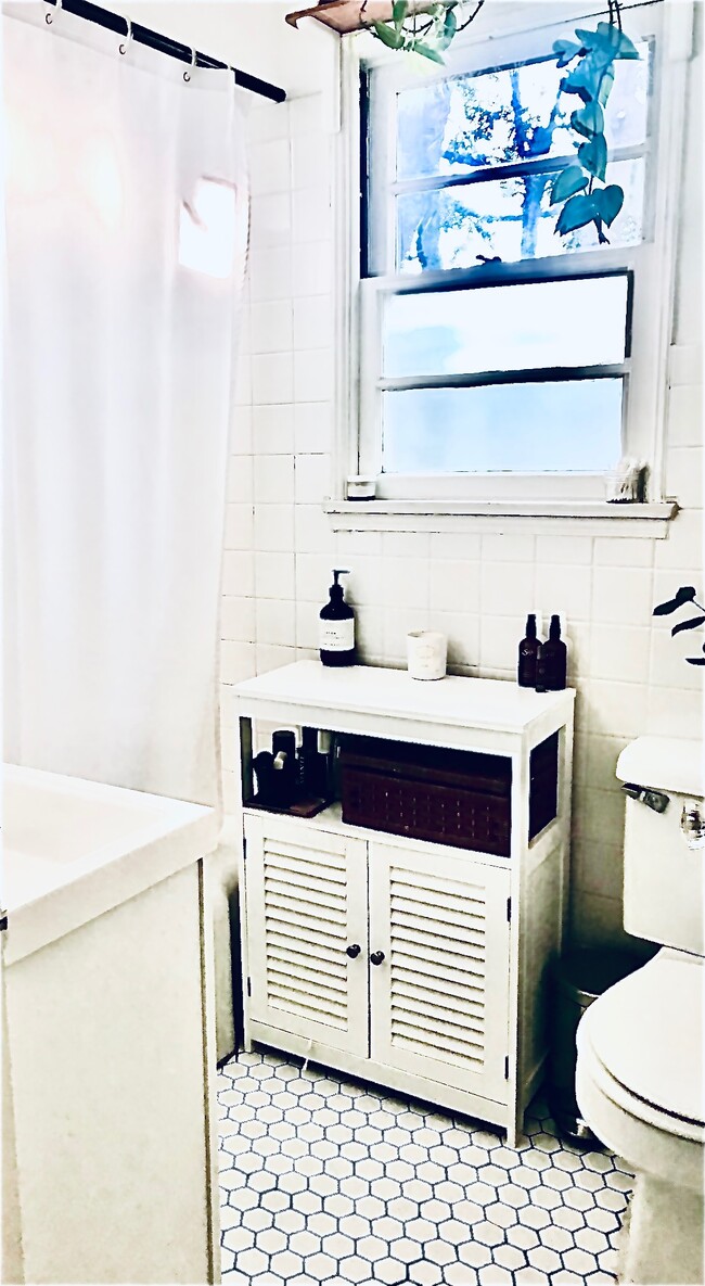 bath - 1402 Maple St