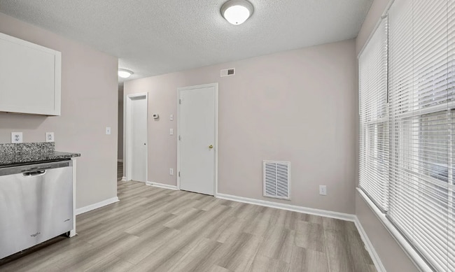 Building Photo - 831 Dalewood Dr