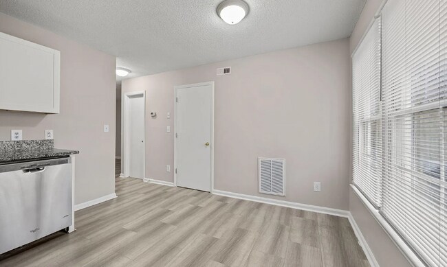 Foto del edificio - 831 Dalewood Dr