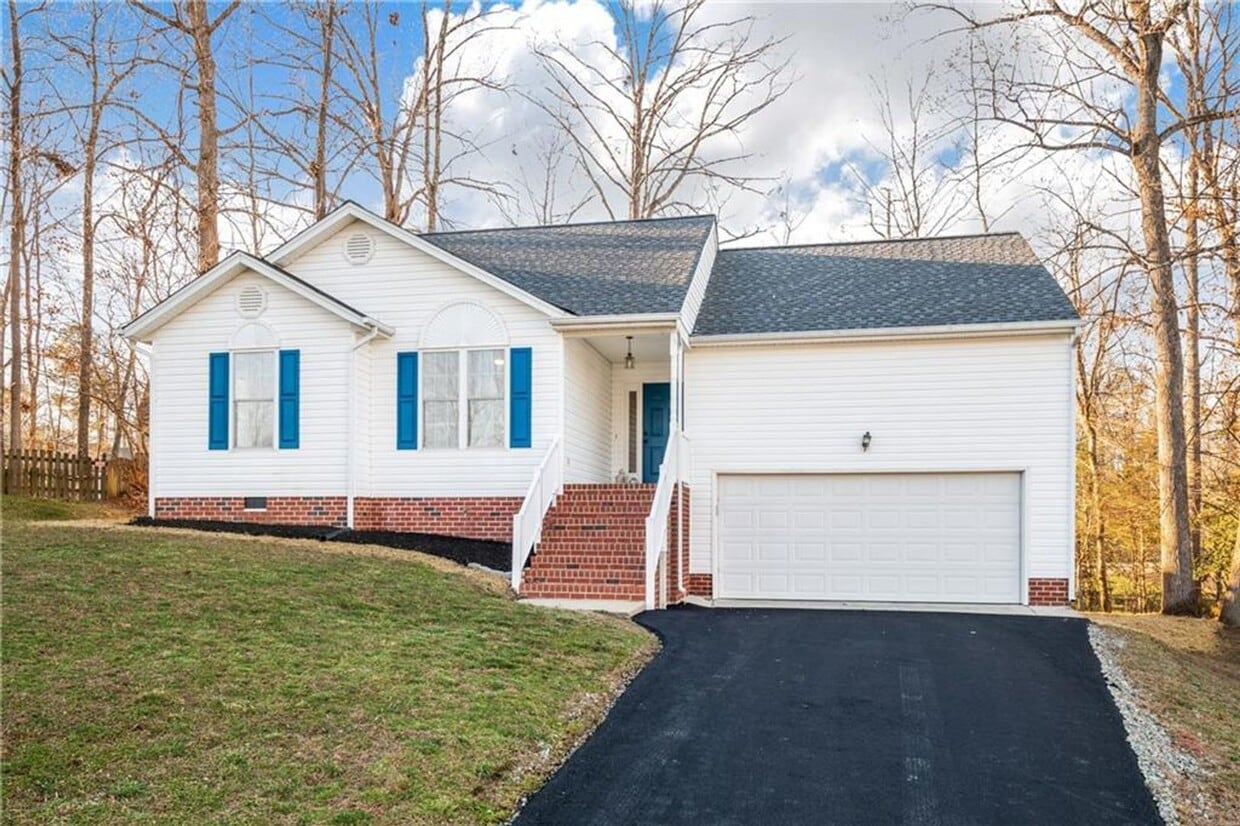 Ranch house with attached garage in conven... House Rental in