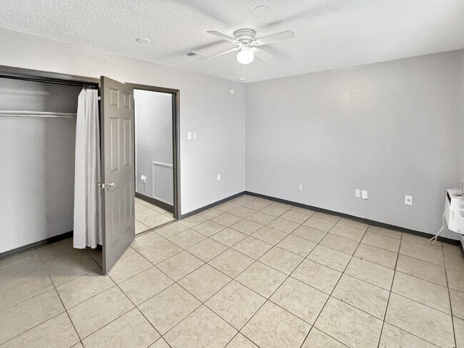 Foto del edificio - 7843 Sail St