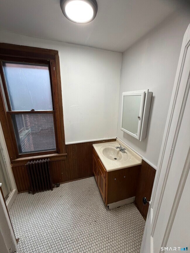 Building Photo - 582 Kossuth St