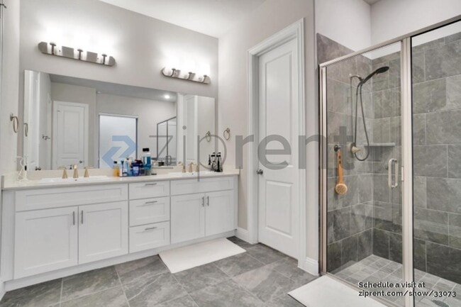 Building Photo - 12790 Royal Oaks Ln