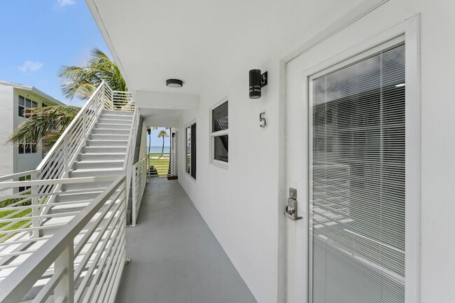 Building Photo - 1041 Hillsboro Mile Unit 5