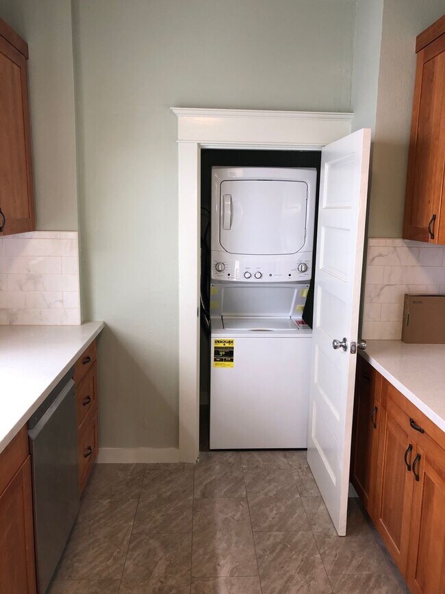 Building Photo - University Duplex