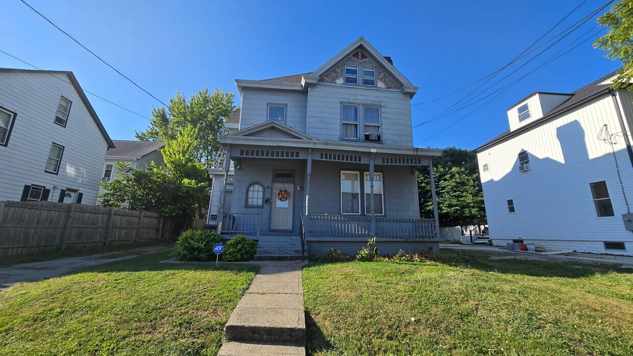 Foto principal - 2047 Lawrence Ave