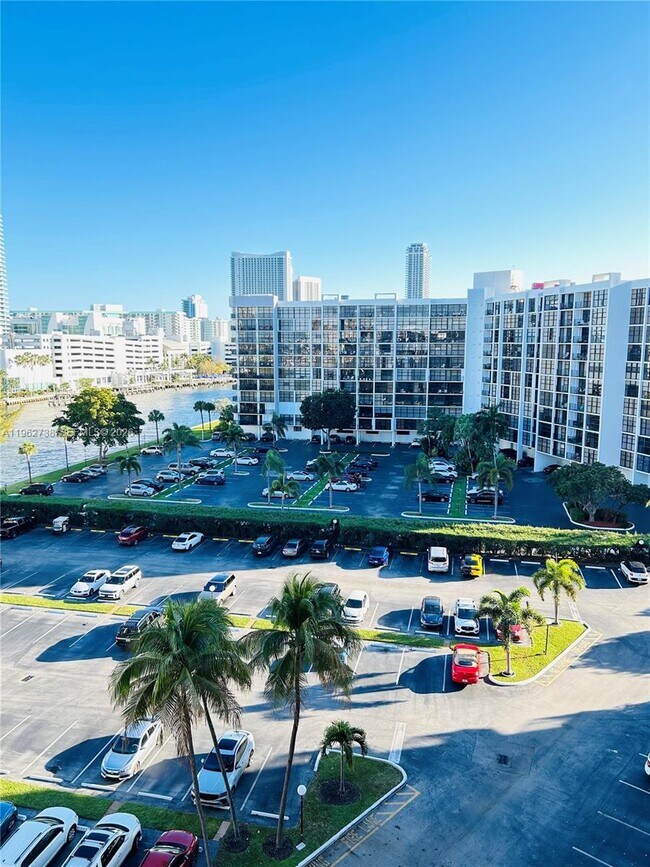 Foto del edificio - 800 Parkview Dr