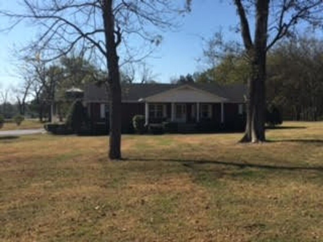 Foto principal - 3 Bed, 2 Bath home with Shop & 3 acres!