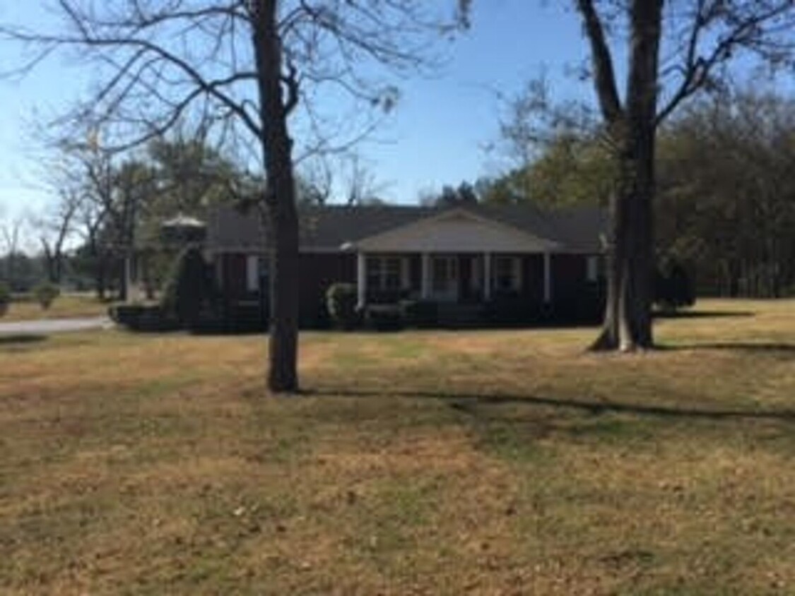 Primary Photo - For Lease - 3 bed, 2 bath, 1900sqft, 3 acr...