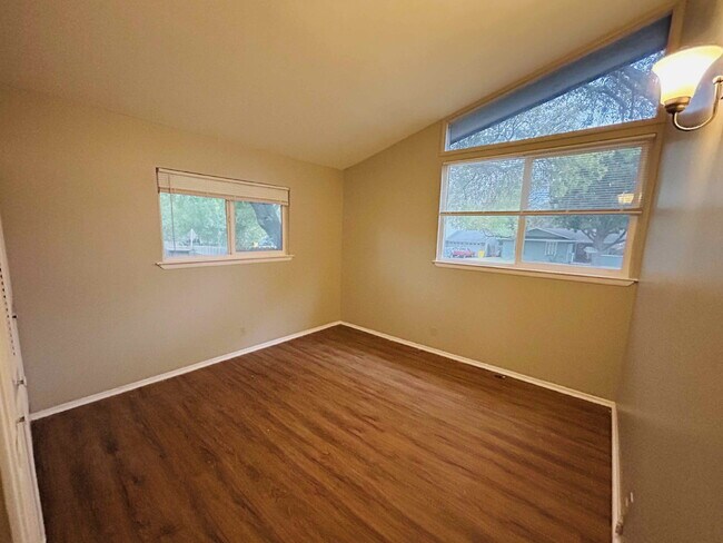 Foto del edificio - 7902 Rustic Forest Dr