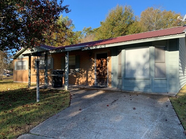 Foto del edificio - CLEAN, UPDATED HOME WITH A BONUS ROOM AND ...