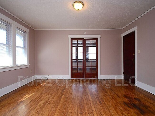 Building Photo - 557 S 35th Ave