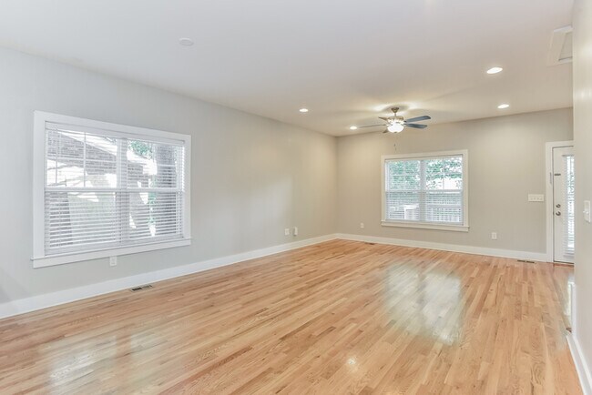 Foto del edificio - 2022B Greenwood Cir