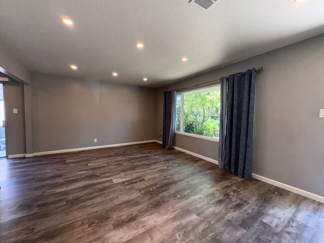 Building Photo - 1209 Vienna Ct