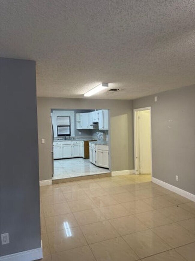 Foto del edificio - 5163 Club Rd