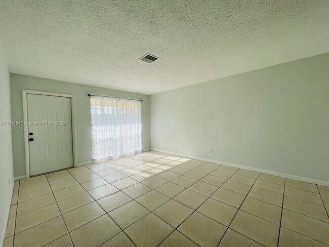 Building Photo - 4503 SE Ontario Dr