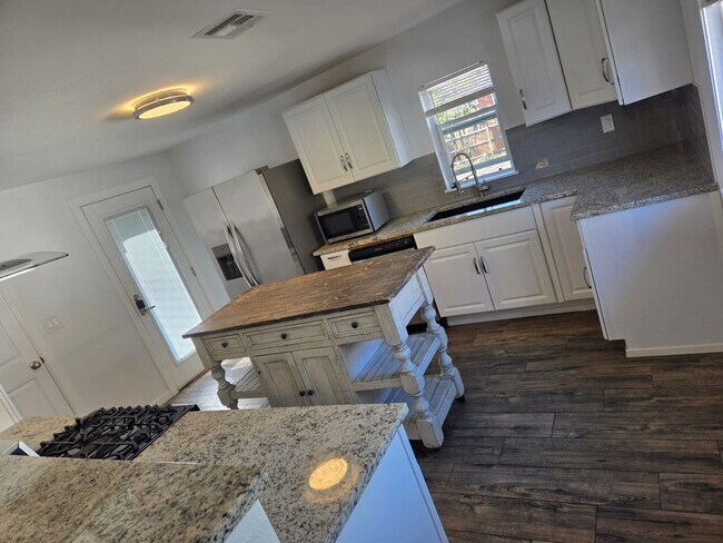 Foto del edificio - Newly updated 2 bed/1 bath!