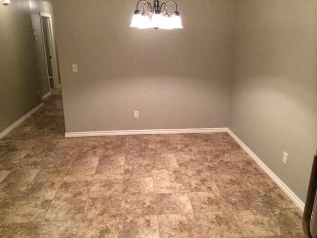 Comedor - 211 Ashley Dr