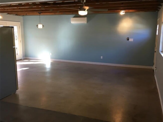 Building Photo - 701 Vargas Rd