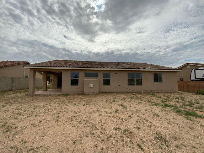 Foto del edificio - 3 Bedroom Single Story Home Available Near...