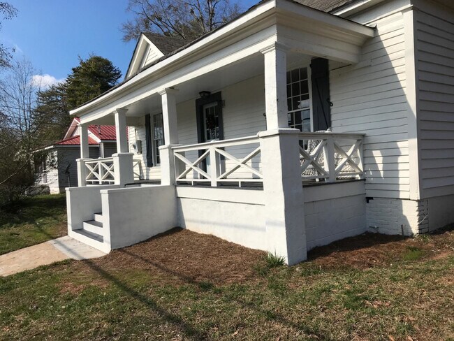 Building Photo - 418 Oak St