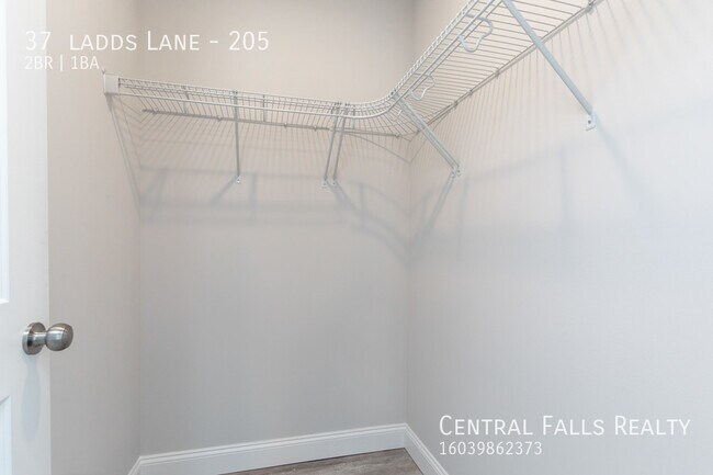 Building Photo - 2 Bedroom Available Now !
