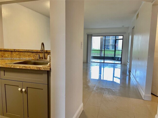Foto del edificio - 3199 Foxcroft Rd