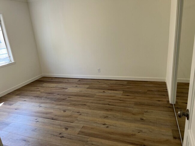 Foto del edificio - Rowena Ave, LLC.