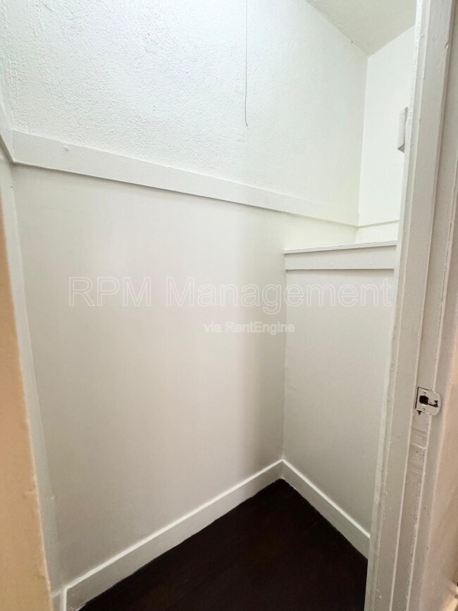 Building Photo - 626 N Plymouth Blvd