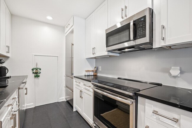 Foto del edificio - 1710 Summit Pl NW