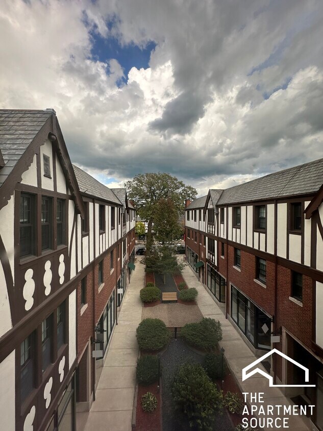 Foto del edificio - 894 Green Bay Rd