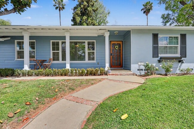 Building Photo - 1329 La Loma Dr