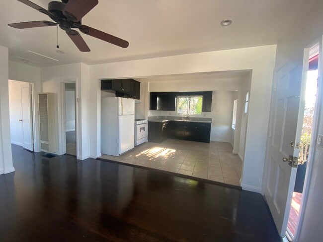 Building Photo - 357 Douglas St