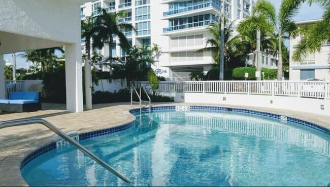 Building Photo - 720 Bayshore Dr