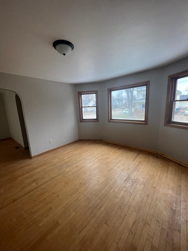 Building Photo - Large 5 bedroom / 2 bath home in central O...